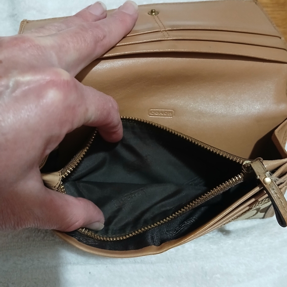 EUC, Coach wallet. - Picture 5 of 9